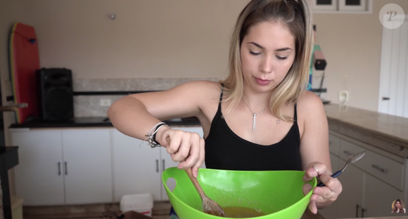 Em seguida, Virgínia mistura todos os líquidos em outra tigela e vai acrescentando os secos aos poucos, mexendo muito bem