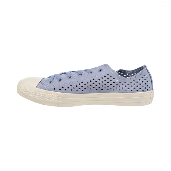 O azul claro do Converse Chuck Taylor All Star 'Glacier Grey' aparece como alternativa delicada para quem deseja variar o tradicional tênis branco sem apostar em uma cor excessivamente chamativa