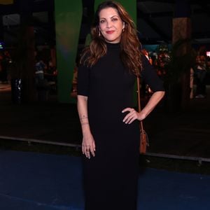 Thalita Rebouças apostou no minimalismo elegante com um vestido midi preto de gola alta e mangas 3/4 ajustadas ao corpo. Para quebrar a sobriedade, ela arrematou a produção com uma bolsa transversal de couro caramelo e botas pretas de cano curto com salto em bloco