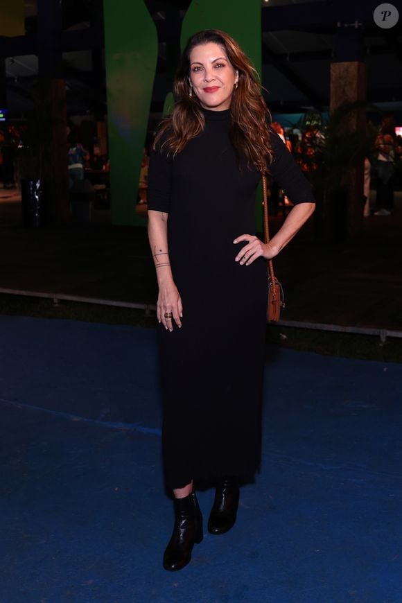 Thalita Rebouças apostou no minimalismo elegante com um vestido midi preto de gola alta e mangas 3/4 ajustadas ao corpo. Para quebrar a sobriedade, ela arrematou a produção com uma bolsa transversal de couro caramelo e botas pretas de cano curto com salto em bloco