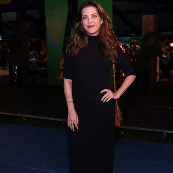 Thalita Rebouças apostou no minimalismo elegante com um vestido midi preto de gola alta e mangas 3/4 ajustadas ao corpo. Para quebrar a sobriedade, ela arrematou a produção com uma bolsa transversal de couro caramelo e botas pretas de cano curto com salto em bloco