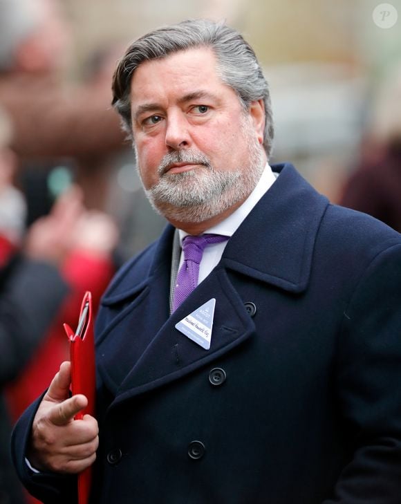 De acordo com o Tampa Bay Times, Michael Fawcett, funcionário do então príncipe Charles, foi citado em alegações feitas pelo ex-servidor George Smith durante um escândalo de 2003