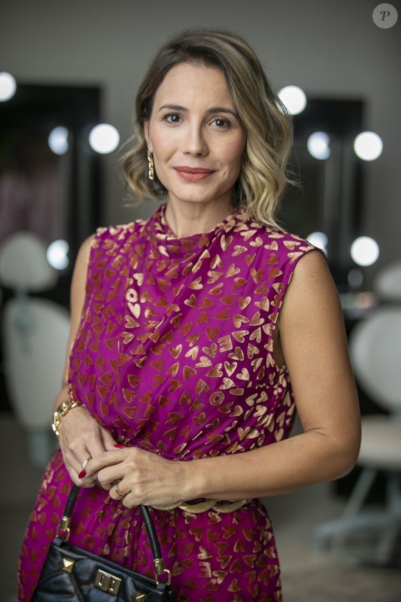 Segundo  a dermatologista Dra. Olivia Ribeiro, os tratamentos atuais incluem medicamentos orais e tópicos, além do transplante capilar, que se torna necessário quando o tratamento clínico não é mais suficiente.