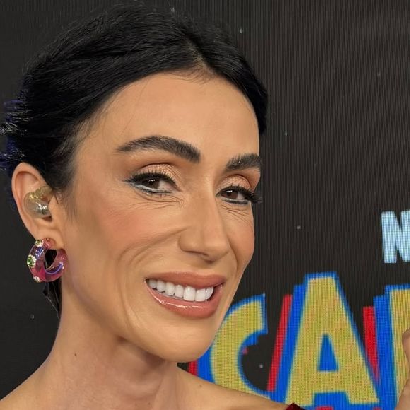 Toda natural, Michelle Barros confessou que a falta de colágeno e preenchedores 'derreteu' sua pele