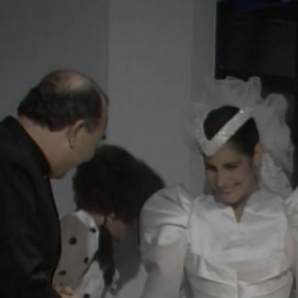 Vestido de noiva de Maria de Fátima (Glória Pires) traz mangas bufantes e volumosas nos ombros