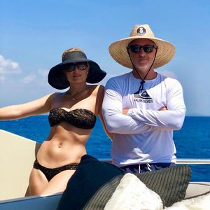 Angélica exibe o corpo definido, aos 51 anos, em fotos de biquíni