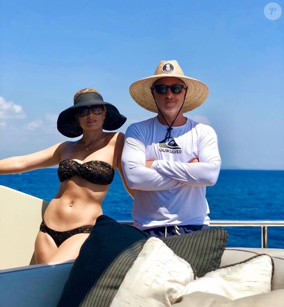 Angélica exibe o corpo definido, aos 51 anos, em fotos de biquíni