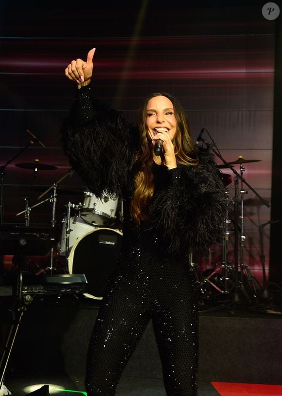 Ivete Sangalo tomava sopa pela noite em 2016