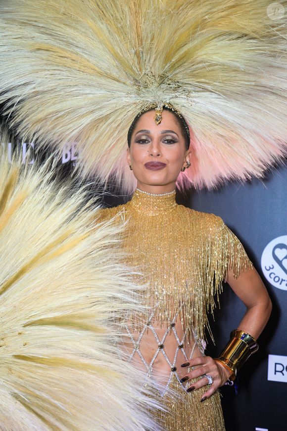 Camila Pitanga surgiu com produção extravagante de palha e vestido dourado