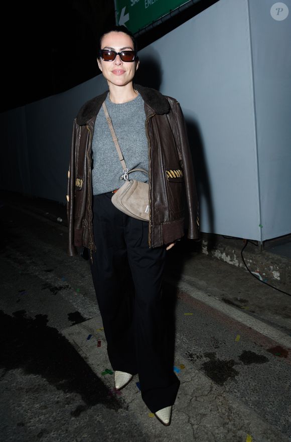 The Town 2025: Cleo Pires apostou na simplicidade com um look de calça preta, camisa cinza e jaqueta marrom