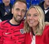 Antes da fama e dos recordes, Harry Kane encontrou o amor na sala de aula. O atacante inglês é casado com Katie Goodland, amiga de infância e mãe de seus quatro filhos