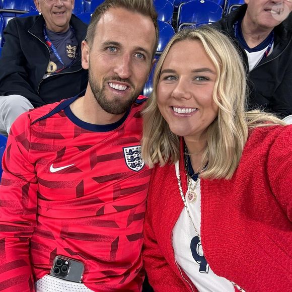 Antes da fama e dos recordes, Harry Kane encontrou o amor na sala de aula. O atacante inglês é casado com Katie Goodland, amiga de infância e mãe de seus quatro filhos