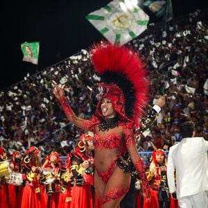 Iza usou com fantasia com cabeça de serpente