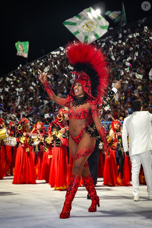 Iza usou com fantasia com cabeça de serpente