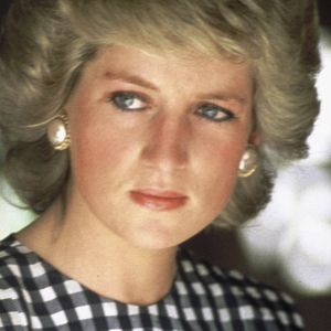 Em seu livro Hair by Sam McKnight, o cabeleireiro revela os bastidores do momento que marcou o início de sua parceria com Lady Di — e como um simples editorial de moda mudou tudo.