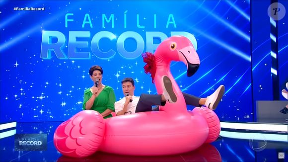 Rodrigo Faro ganhou um flamingo inflável de Mariana Godoy na brincadeira do amigo oculto