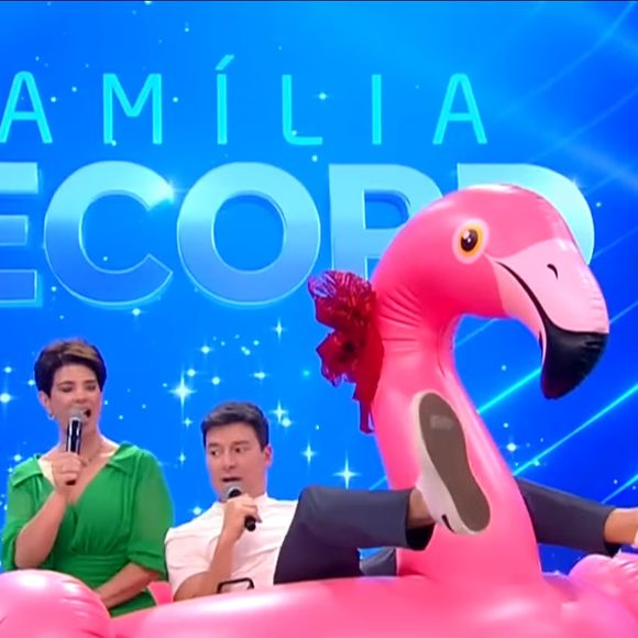 Rodrigo Faro ganhou um flamingo inflável de Mariana Godoy na brincadeira do amigo oculto