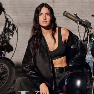 O sucesso de Rafaella Consentino ganhou ainda mais destaque após a divulgação da campanha 'Jung Kook + CK'. A brasileira, que atua como modelo desde os 15 anos, foi fotografada por Alastair McKimm em um estúdio na Coreia do Sul para o projeto da Calvin Klein