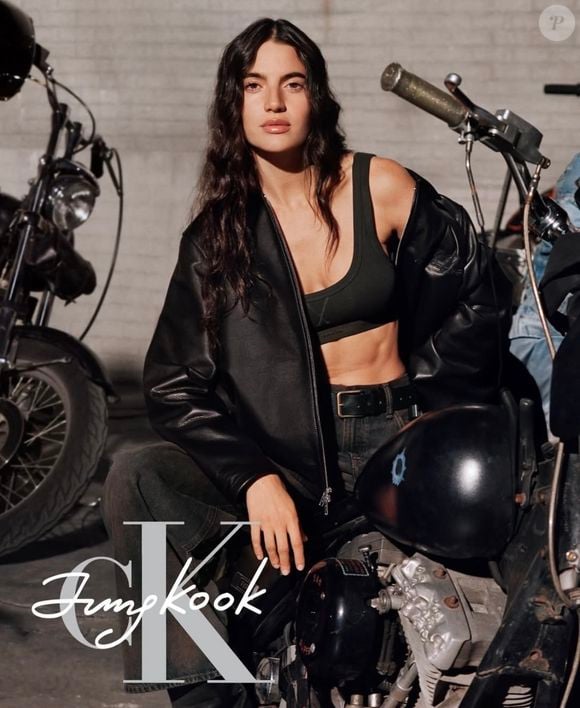 O sucesso de Rafaella Consentino ganhou ainda mais destaque após a divulgação da campanha 'Jung Kook + CK'. A brasileira, que atua como modelo desde os 15 anos, foi fotografada por Alastair McKimm em um estúdio na Coreia do Sul para o projeto da Calvin Klein