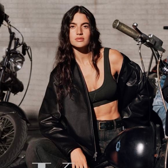 O sucesso de Rafaella Consentino ganhou ainda mais destaque após a divulgação da campanha 'Jung Kook + CK'. A brasileira, que atua como modelo desde os 15 anos, foi fotografada por Alastair McKimm em um estúdio na Coreia do Sul para o projeto da Calvin Klein