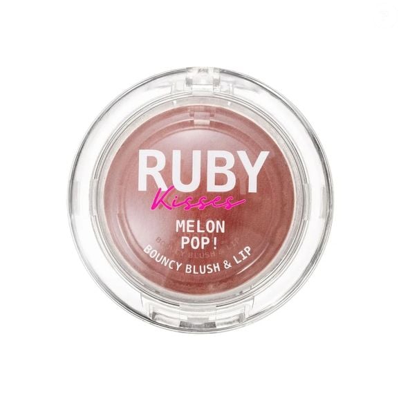 O Melon Pop Bouncy Blush & Lip, da Ruby Kisses, é um produto versátil que colore bochechas e lábios com aspecto jovial e luminoso
