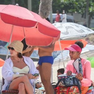 Atrizes da novela 'Vale Tudo' gravam algumas cenas da novela em dia de sol e calor no Rio de Janeiro.
