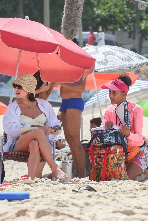 Atrizes da novela 'Vale Tudo' gravam algumas cenas da novela em dia de sol e calor no Rio de Janeiro.