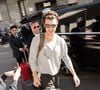 Enquanto Bruna Marquezine chamou atenção pelo visual sofisticado em Milão, Shawn Mendes foi fotografado com uma proposta mais casual, usando blusa cinza de manga longa, calça escura, óculos de sol e mochila