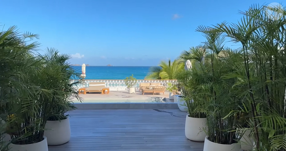 O Cheval Blanc St-Barth, antigo hotel Isle de France, pertence ao grupo LVMH, comandado pelo bilionário Bernard Arnault. O empreendimento fica na praia de Flamands, em Saint-Barthélemy
