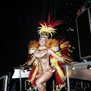 Jaquelline, campeã de 'A Fazenda', desfilou com fantasia estampada de pedrarias douradas e vermelhas