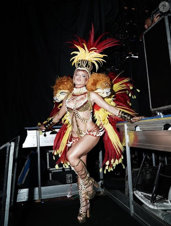 Jaquelline, campeã de 'A Fazenda', desfilou com fantasia estampada de pedrarias douradas e vermelhas