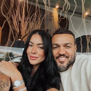 Belo e Rayane Figliuzzi estão juntos desde o fim de 2024, segundo informações divulgadas sobre o casal; após rumores de crise, ela afirma que nenhuma decisão foi tomada