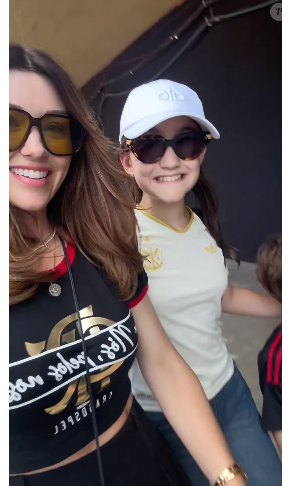 Catherine Harding, esposa de Jorginho, jogador do Flamengo, apostou no mesmo cropped de Gisellen, mas em um comprimento maior