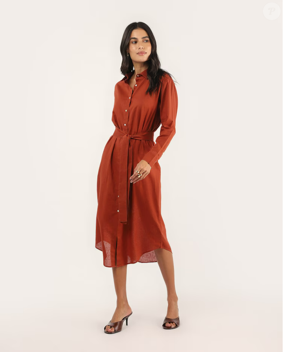 O vermelho tijolo aparece como uma das cores mais elegantes para iluminar os looks de inverno sem perder a sofisticação característica da estação
