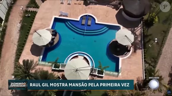 Casa de Raul Gil em Itu: mansão reúne grande piscina com ombrelones e espreguiçadeiras