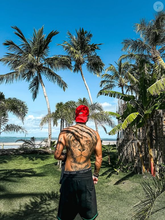 Zé abriu o álbum de fotos com um clique de corpo inteiro, usando apenas um bermudão e com o corpo molhado