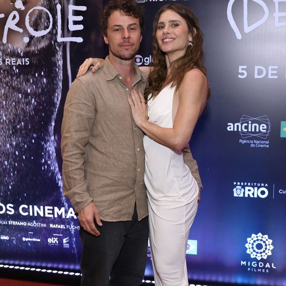 Carolina Dieckmmann compareceu ao evento com o marido, Tiago Worcman