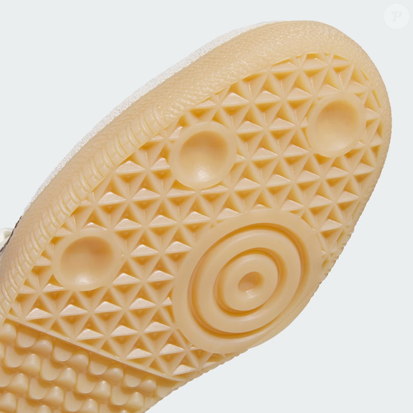 O novo Adidas Samba OG une tradição e modernidade ao preservar o design clássico da linha e adicionar detalhes delicados que transformam o tênis em um dos destaques da temporada