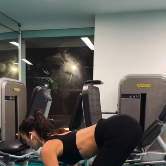 Bruna Marquezine fez sequência que tem como objetivo fortalecer e tonificar os glúteos e as coxas, através da ativação do posterior da coxa e da estabilização do core