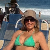 Helô Pinheiro aparece só de biquíni e corpo aos 82 anos rouba a cena na web. Foto!