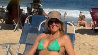 Helô Pinheiro aparece só de biquíni e corpo aos 82 anos rouba a cena na web. Foto!
