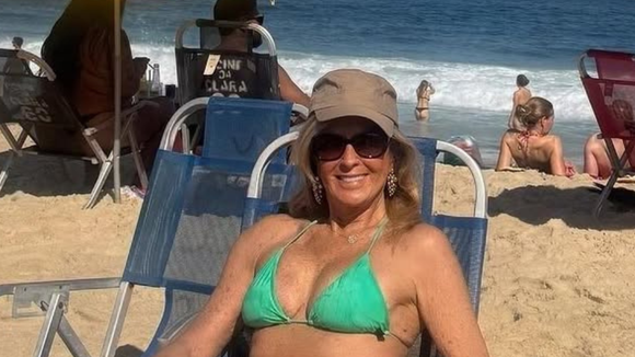 Helô Pinheiro aparece só de biquíni e corpo aos 82 anos rouba a cena na web. Foto!