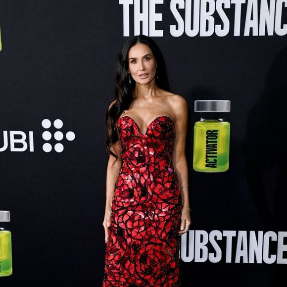Demi Moore surpreendeu com um vestido vermelho e preto de mosaico de Oscar de la Renta na estreia de seu filme 'A Substância', em Los Angeles