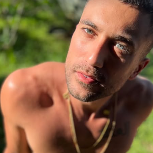 O ator Ricardo Vianna é o marido da cantora Lexa. Ele fez participação como garçom que foi amante de Odete Roitman