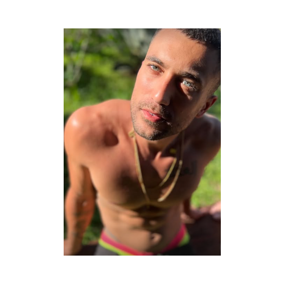 O ator Ricardo Vianna é o marido da cantora Lexa. Ele fez participação como garçom que foi amante de Odete Roitman