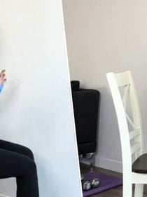 Jillian Hardwick, professora de pilates: 'Com estes quatro exercícios na cadeira com faixa elástica, você poderá melhorar a força, a postura e a mobilidade a partir dos 50 anos'