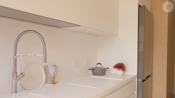 A marcenaria planejada reforça o estilo limpo e funcional do apartamento