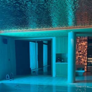 A piscina coberta tem uma sauna anexa