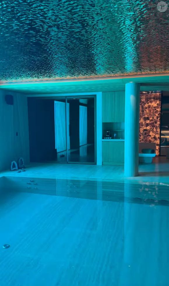 A piscina coberta tem uma sauna anexa