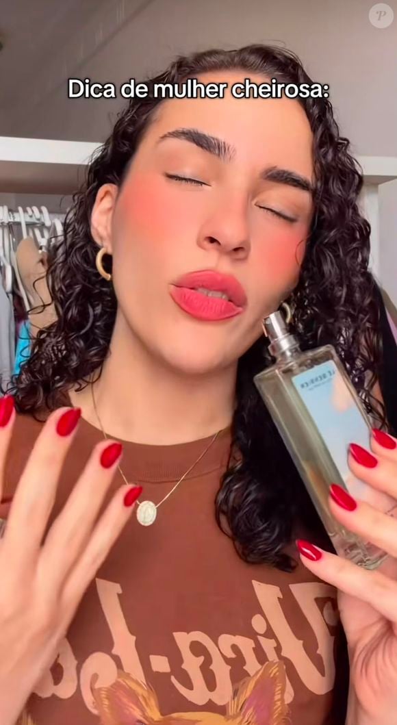 A combinação de flor de laranjeira, jasmim e sândalo foi destacada por Lívian Aragão ao apresentar sua indicação de perfume. Segundo a influenciadora, a fragrância tem um perfil fresco e, ao mesmo tempo, marcante